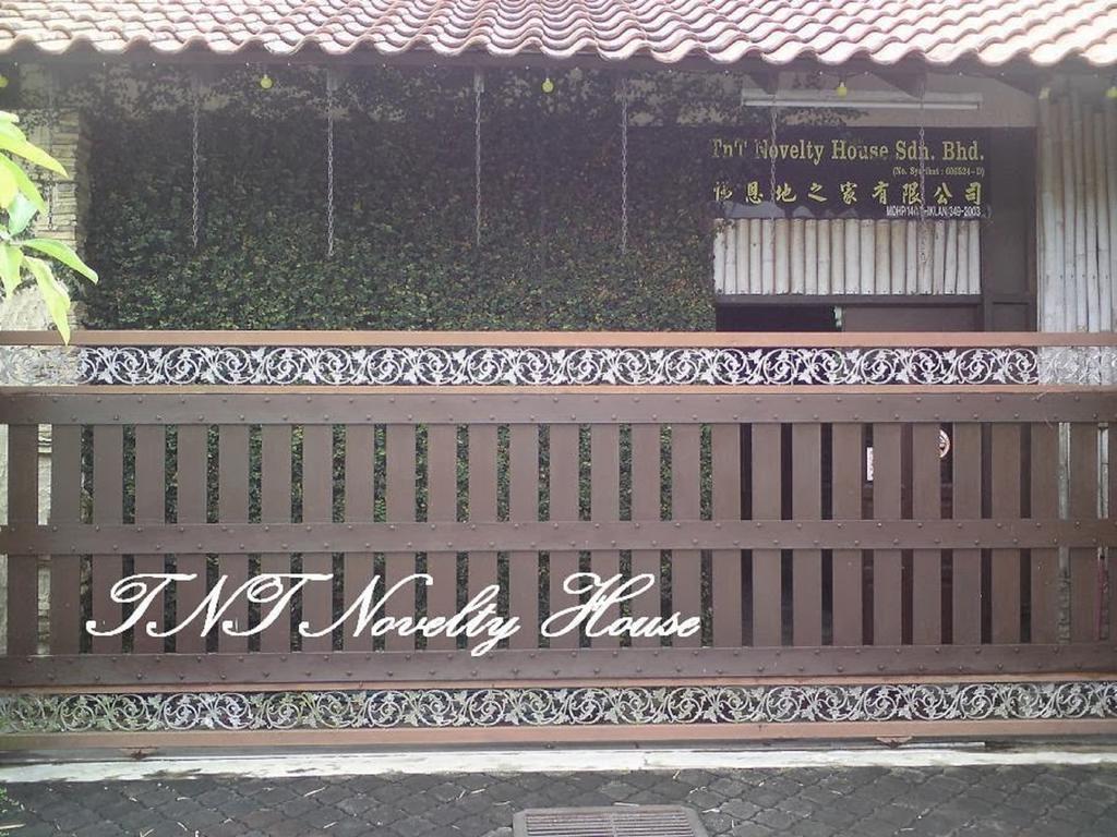 Appartamento Tnt Novelty House Teluk Intan Esterno foto